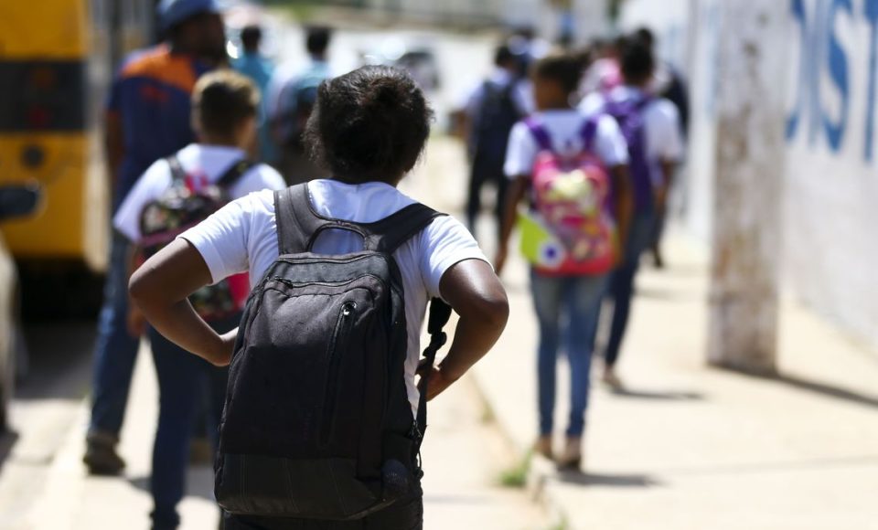 Alunos saindo de escola na Estrutural, no Distrito Federal