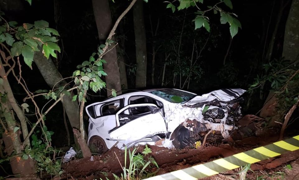 Na batida em Salto do Lontra, um casal e um filho de seis anos, que estava em um dos carros, morreram no local — Foto: Ivânia Bonatto/Diário da Informação