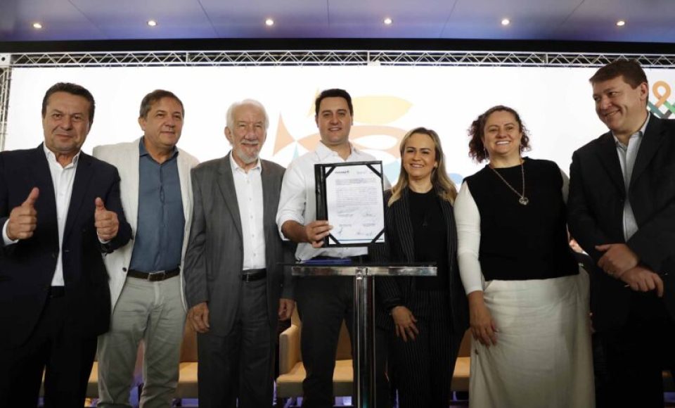 Governo do Estado firmou uma parceria com a Fecomércio-PR e o Senac-PR para ofertar gratuitamente à população 4 mil vagas para cursos profissionalizantes para atender o setor turístico. O convênio foi assinado nesta quinta-feira (1), em Foz do Iguaçu, pelo governador Carlos Massa Ratinho Junior; o vice-governador Darci Piana; o secretário do Turismo, Marcio Nunes; e o diretor regional do Senac-PR, Sidnei Lopes de Oliveira.