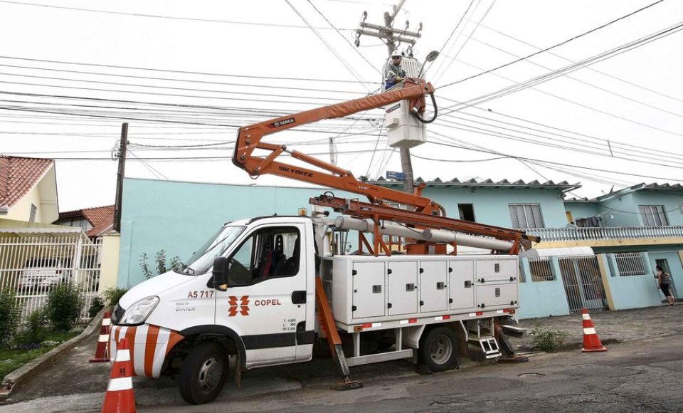 COPEL - Eletricistas trabalhando na rede e fazendo reparos. -  Curiiba/Pr, 03.11.2014 - Foto Jonas Oliveira/AENPr