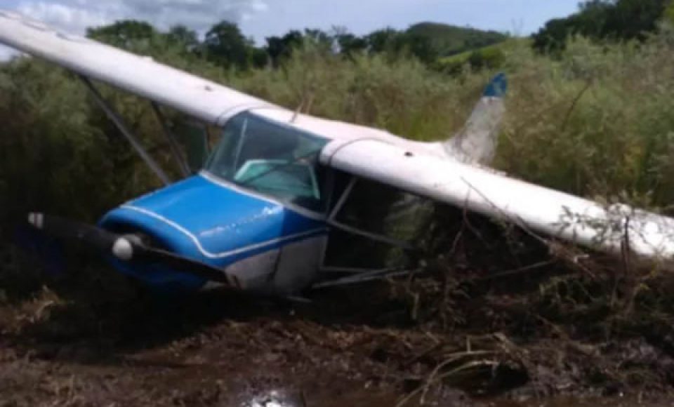 O avião caído em Jacarezinho (Foto: Divulgação / PM)