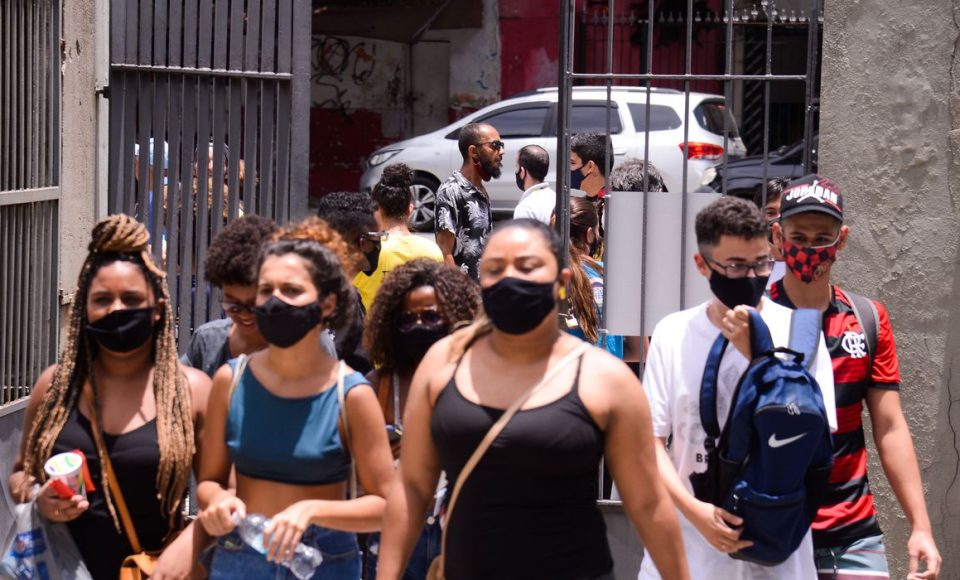 Estudantes chegam para o segundo dia do Exame Nacional do Ensino Médio (Enem) 2020, na Universidade Estadual do Rio de Janeiro(UERJ).
