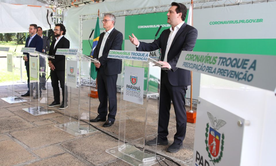 O Governador Carlos Massa Ratinho Junior em pronunciamento nesta sexta-feira (27/03),  para anunciar medidas econômicas que o Governo do Estado adota para estimular a atividade produtiva e reduzir os impactos causados pela pandemia do novo coronavírus na economia.
  Curitiba, 27/03/2020 - Foto: Geraldo Bubniak/AEN