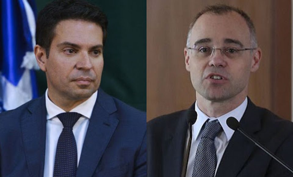 Alexandre Ramagem Rodrigues (à direita) e André Luiz de Almeida Mendonça foram nomeados nesta terça