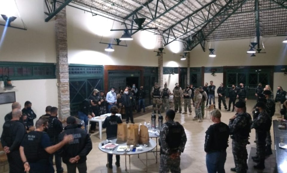 Durante a operação, os policiais apreenderam dinheiro, cocaína e uma arma de ar comprimido — Foto: Divulgação/Polícia Civil