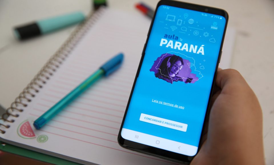 Os estudantes da rede estadual de Educação do Paraná já podem baixar o aplicativo Aula Paraná, por meio do qual poderão acompanhar a produção EaD da Secretaria do Estado da Educação e do Esporte (Seed), alternativa que será utilizada enquanto perdurar a crise do coronavírus no país. Curitiba - 06/04/2020 - Foto: Geraldo Bubniak/AEN