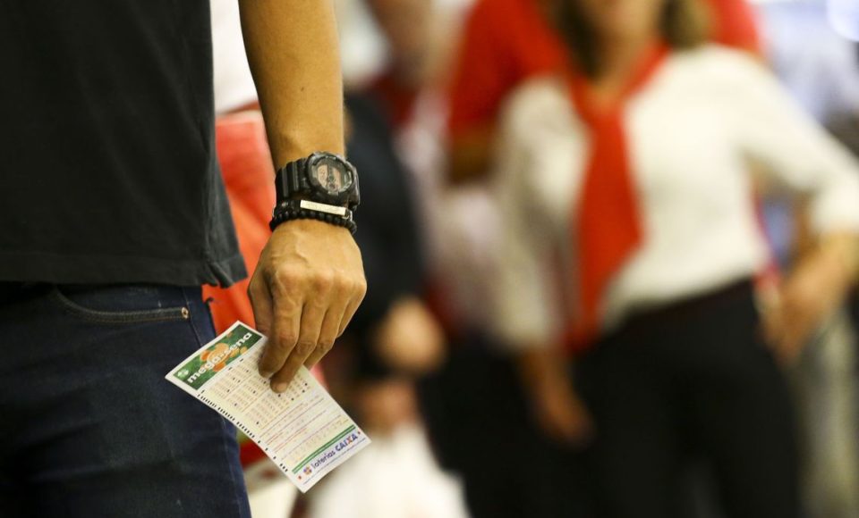Apostadores fazem fila em casa lotérica. A Caixa Econômica Federal sorteia hoje (08) as seis dezenas do concurso 2.149 da Mega-Sena acumulada, que deve pagar um prêmio de R$ 170 milhões.