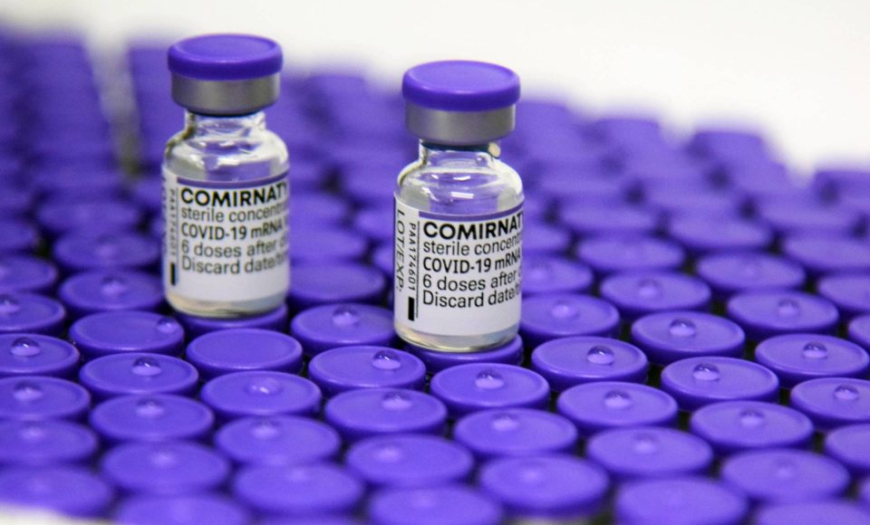 A Secretaria de Estado da Saúde (Sesa) recebeu nesta terça-feira (23) mais 170.820 vacinas da Pfizer/BioNTech. A nova remessa faz parte da 69ª pauta de distribuição do Ministério da Saúde e é destinada para primeira dose (D1) de adolescentes (12 a 17 anos), sem comorbidades. - Curitiba, 23/11/2021 - Foto: Américo Antonio/SESA