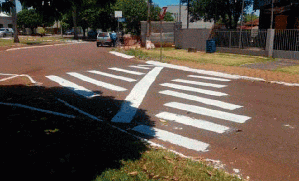 A pintura das faixas de pedestres e sinalização pelas ruas de Tupãssi viralizaram na internet. Foto: Reprodução/Catve