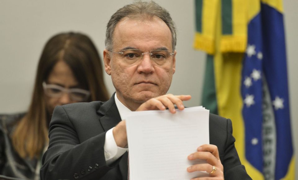 O relator da proposta de reforma da Previdência (PEC 06/19), deputado Samuel Moreira, durante sessão para apresentação do seu parecer sobre o projeto durante reunião da Comissão Especial que analisa o texto.