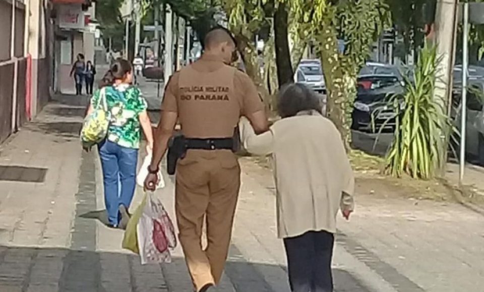 A atenção dedicada à senhora foi flagrada pela companheira de serviço de Silva, a também PM Fernanda Ramena Ivanike
