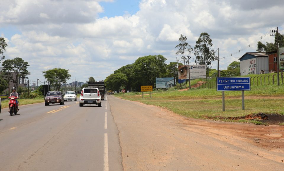 Obra de duplicação da PR-323 no perímetro urbano de Umuarama. O trecho é de 4,4 quilômetros, e vai do trevo do “Gauchão” até o acesso à Mariluz, no entroncamento com a PR-468. Também serão construídas vias marginais nos dois sentidos, além de duas intersecções em desnível. Na foto,  Altevir Correia da Silva funcionario da Autoposto Gauchao.
19/11/2020 - Foto: Geraldo Bubniak/AEN