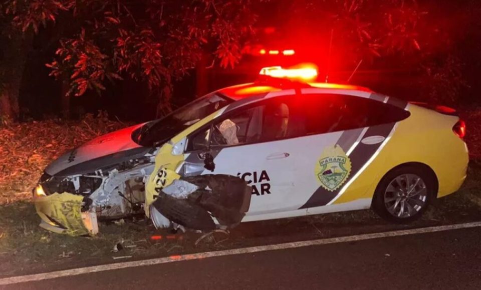 Viatura ficou com a frente destruída com a pancada. Foto: Divulgação/PRE.
