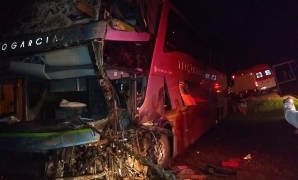 O ônibus, que saiu de Loanda com destino a Capital do Estado, acabou colidindo lateralmente contra um caminhão Mercedes Benz.