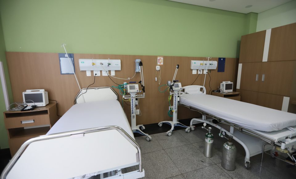 O governador Carlos Massa Ratinho Junior e o secretário estadual da Saúde, Beto Preto, no Hospital do Rocio nesta segunda-feira (29), para a abertura de 50 novos leitos UTI SUS exclusivos para Covid-19. Acompanhados do Diretor Geral do Hospital, Luiz Ernesto Wendler  e o do prefeito de Campo Largo, Mauricio Rivabem. 29/03/2021 - Foto: Geraldo Bubniak/AEN