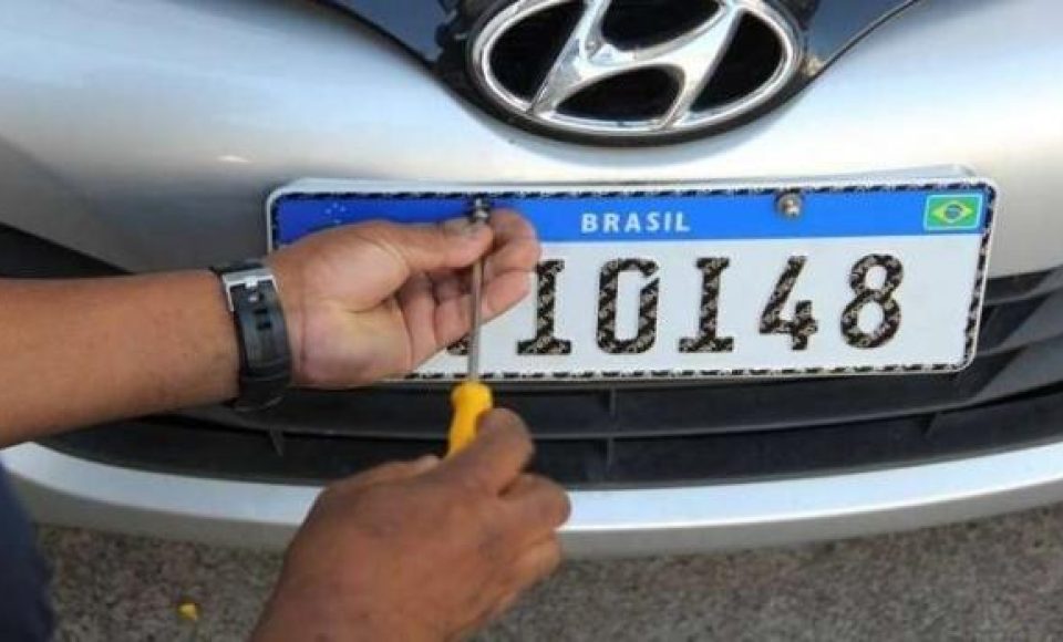 A nova determinação autoriza o estampador a vincular a placa nos veículos em pátios de empresas, concessionárias e revendedores ou fabricantes e montadoras de veículos, após o devido registro e licenciamento.