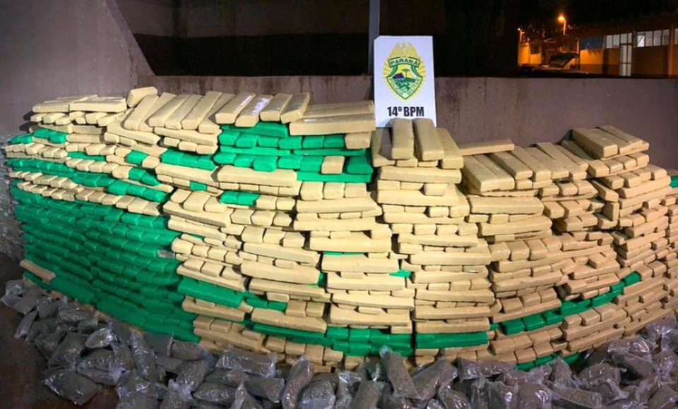 Na Semana Nacional Antidrogas, PM apreende mais de 2 toneladas de maconha no oeste do estado em apenas dois dias. Na fronteira com Paraguai, o 14º Batalhão da PM reforçou as operações e, em apenas dois dias, apreendeu mais de 2 toneladas de maconha. A mais recente apreensão aconteceu nesta madrugada (23/06). -  Curitiba, 23/06/2021  -  Foto: PMPR