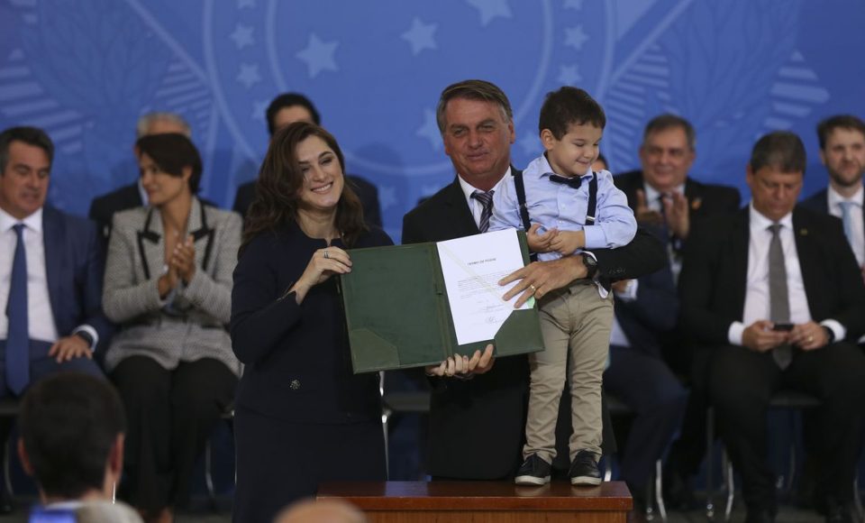 A nova  ministra da Mulher, da Família e dos Direitos Humanos, Cristiane Rodrigues Britto e o presidente da República, Jair Bolsonaro,durante cerimônia  de posse no Palácio do Planalto