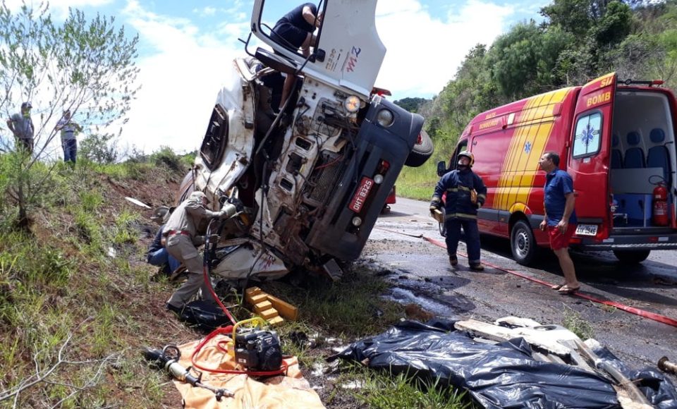 Motorista morre e outras duas pessoas ficam feridas após caminhão tombar na PR-562, em Coronel Vivida — Foto: Valdenir Lima/Rádio Vicente Pallotti