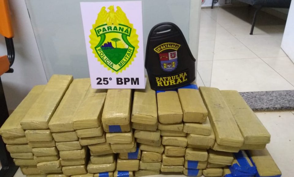 A droga estava escondida em fundos falsos no interior do veículo (foto divulgação Polícia Militar)