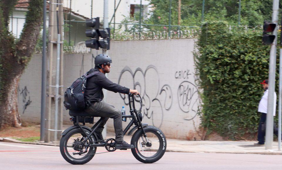 Ciclomotores e bicicletas elétricas precisam seguir recomendações de segurança, alerta Batalhão de Trânsito da PM -
