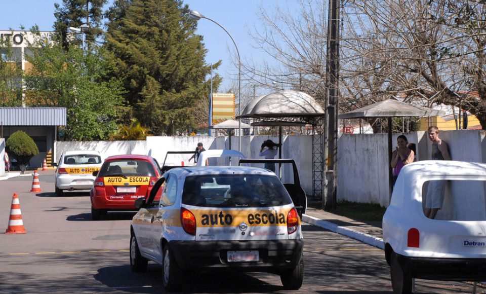 O Departamento de Trânsito do Paraná (Detran) publicou nesta terça-feira (9) a portaria 635, que dá prazo de 90 dias para que os Centros de Formação de Condutores (CFC) do Estado se adequem às mudanças na carga horária dos cursos de habilitação. Foto: Divulgação