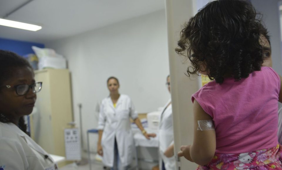 São Paulo - Campanha de vacinação contra febre amarela na Unidade Básica de Saúde Gleba do Pêssego, em Itaquera (Rovena Rosa/Agência Brasil)
