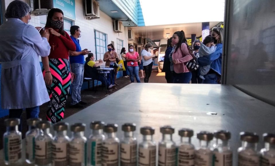 REGIONAL DE SAÚDE DE  CASCAVEL -  O feriado prolongado de Corpus Christi está sendo de vacinação em municípios de muitas Regionais de Saúde do Paraná, dando sequência à imunização contra a Covid-19 nos grupos prioritários. O processo foi reforçado pela distribuição, nesta sexta-feira (04) de 360.250 doses de Covishield, produzidas pela parceria entre Fiocruz/AstraZeneca/Universidade de Oxford.  A expectativa é que os municípios comecem a receber, a partir de segunda-feira (7), também as 37.440 doses da Cominarty, produzida pela Pfizer/BioNTech.  -  Casscavel, 04/06/2021  -  Foto: Regional Cascavel/SESA
