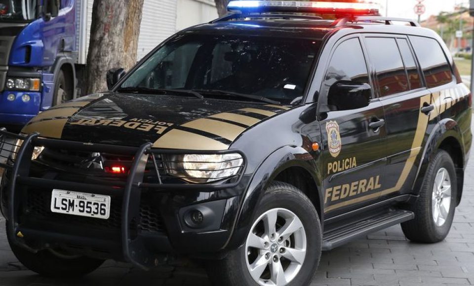 A Polícia Federal prende o banqueiro Eduardo Plass em nova etapa da Operação Hashtag, desbodramento da Lava Jato no Rio de Janeiro.