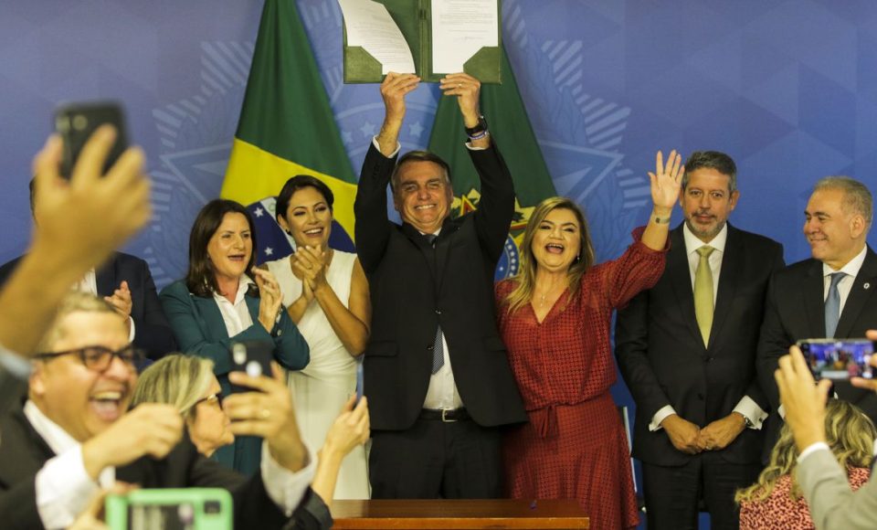 A deputada Carmem Zanotto, primeira-dama do Brasil, Michelle Bolsonaro, o presidente da República, Jair Bolsonaro e a presidente do Conselho federal de Enfermagem, Betânia Maria dos Santos, durante sanção projeto do piso salarial dos enfermeiros