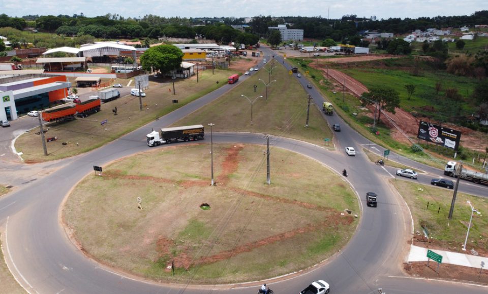Obra de duplicação da PR-323 no perímetro urbano de Umuarama. O trecho é de 4,4 quilômetros, e vai do trevo do “Gauchão” até o acesso à Mariluz, no entroncamento com a PR-468. Também serão construídas vias marginais nos dois sentidos, além de duas intersecções em desnível. Na foto,  Altevir Correia da Silva funcionario da Autoposto Gauchao.
19/11/2020 - Foto: Geraldo Bubniak/AEN