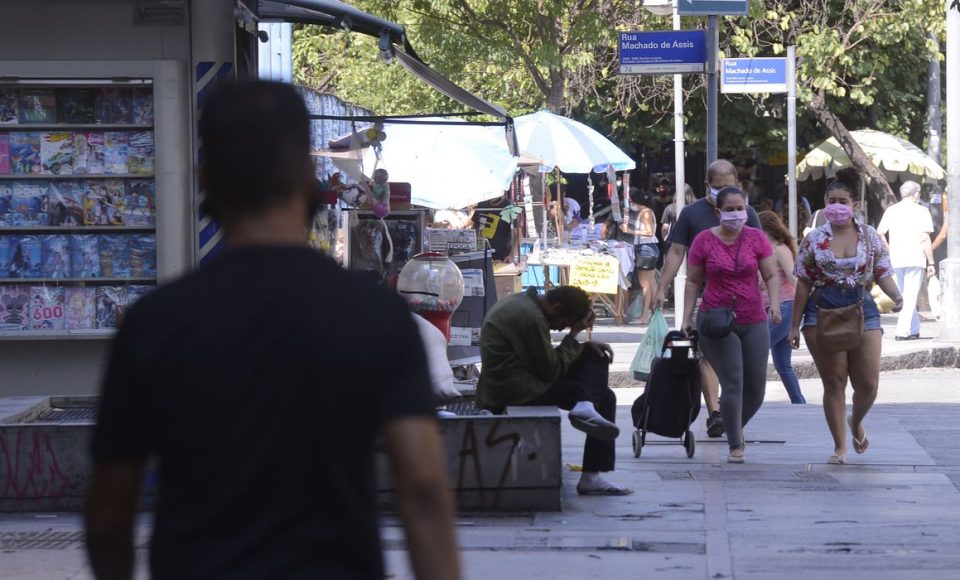População usa máscaras nas ruas do Rio de Janeiro, desde ontem (23) a prefeitura tornou o uso obrigatório através de decreto.