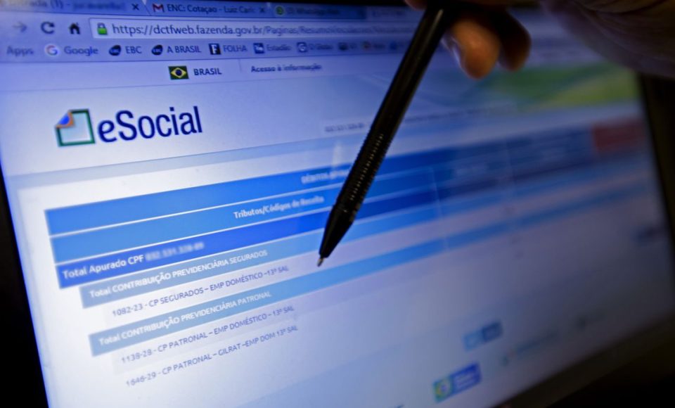 Brasília - Recolhimento de impostos na contratação dos empregados domésticos pelo eSocial começou em novembro de 2015.  Patrões reclamaram da emissão das guias, devido a problemas no site (Marcelo Camargo/Agência Brasil)
