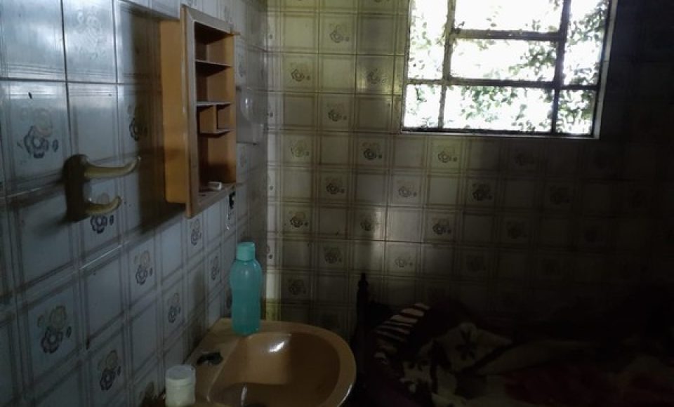 Jovem era colocado em banheiro desativado, segundo a polícia — Foto: Polícia Civil/Divulgação