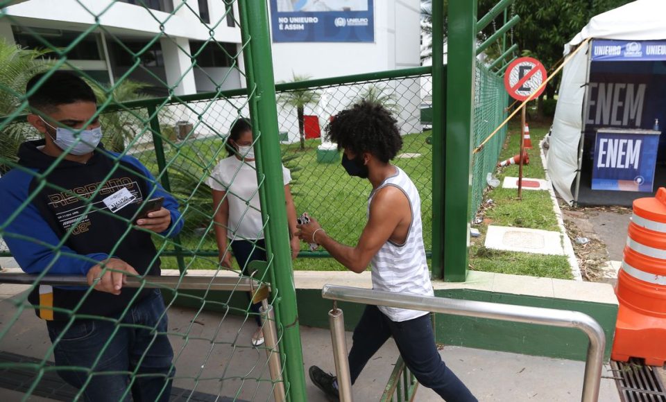 Participantes do Exame Nacional do Ensino Médio (Enem) 2021 fazem, neste domingo (28), segundo dia de avaliação, provas de matemática e de ciência da natureza.