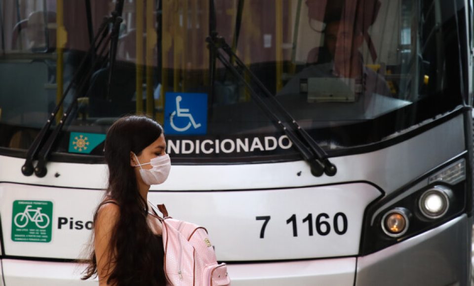 Passageira de ônibus no terminal Bandeira, adere ao uso de máscaras descartáveis por precaução contra o coronavírus