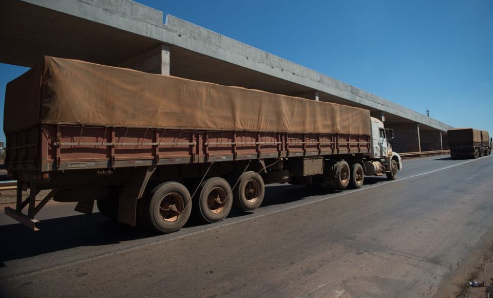 BRASÍLIA, DF, BRASIL,  01-07-2014, 11h30: Caminh'oes trafegam pela BR-040.  (Foto: Marcelo Camargo/Agência Brasil)