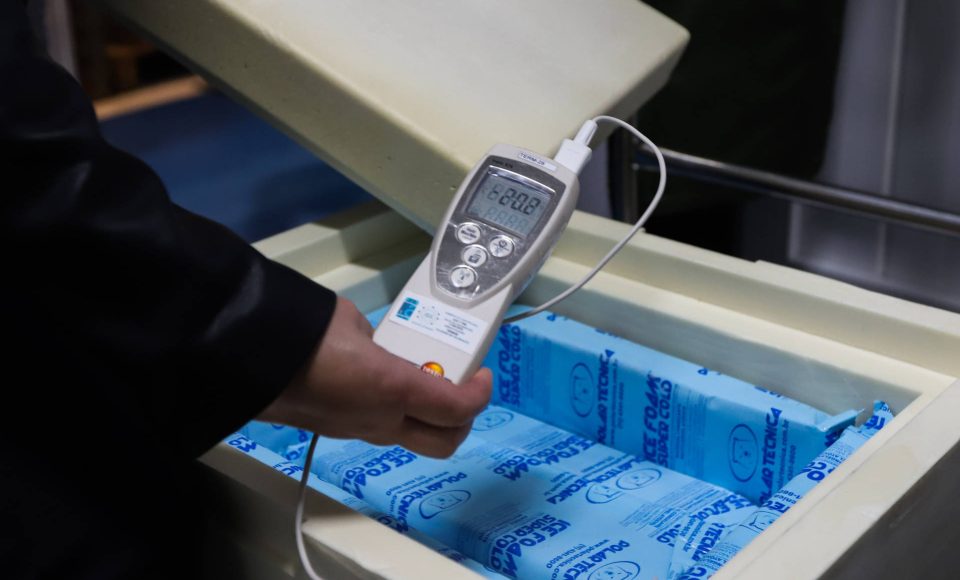 Segundo lote com  67.860 doses da vacina Pfizer/Comirnaty/BioNtech  chega  no Centro de Medicamentos do Paraná (Cemepar), em Curitiba, na noite desta segunda-feira (10).  
Foto: Geraldo Bubniak/AEN