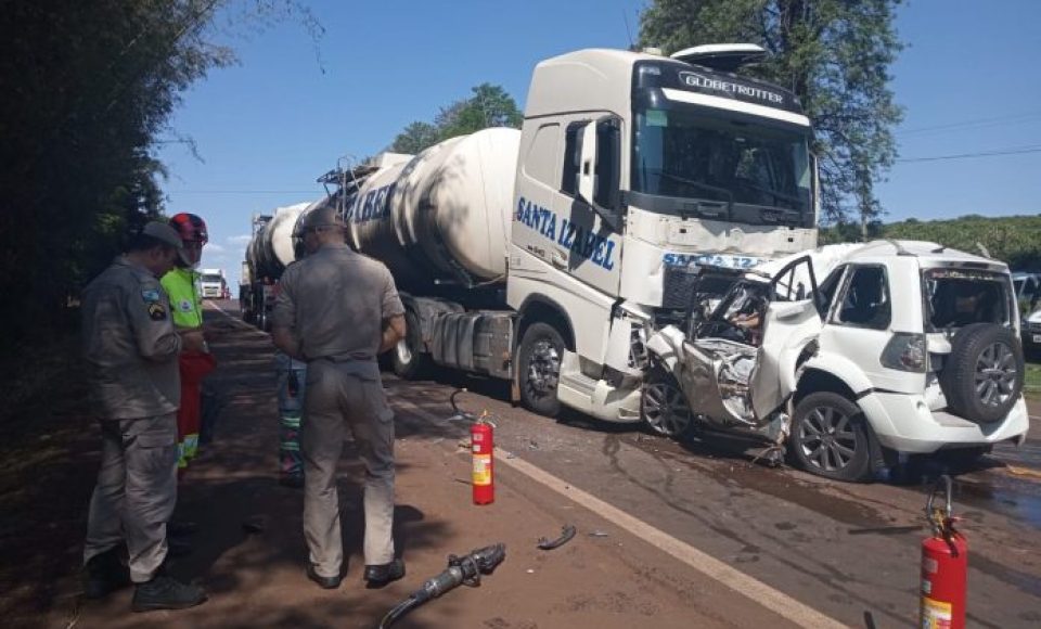 O ACIDENTE NA PR-323 OCORREU NO DISTRITO DE WARTA, EM LONDRINA. (FOTOS: DAYANE ENZ/RIC RECORD TV)