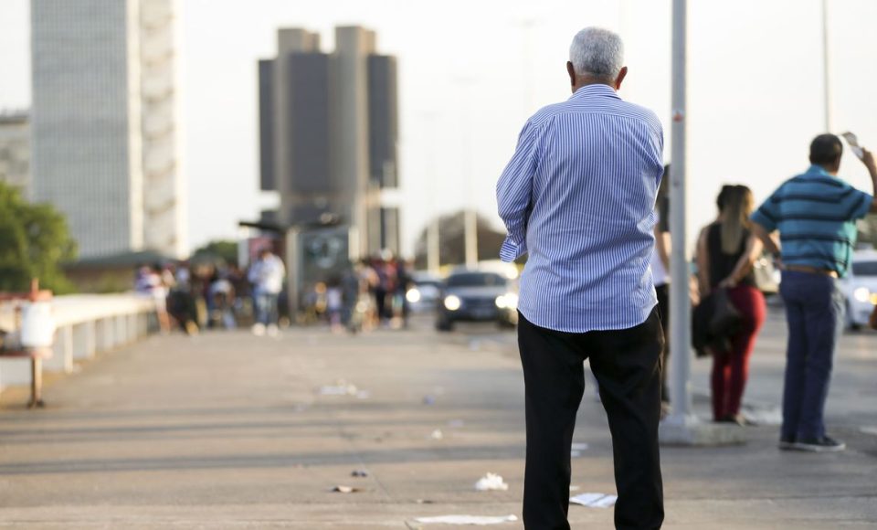 Idosos na região central de Brasília.
