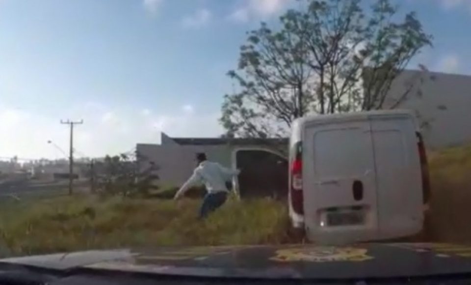 Motorista abandonou o veículo e tentou fugir a pé, mas foi localizado pela polícia em imóvel em construção (Foto: PRF/divulgação)