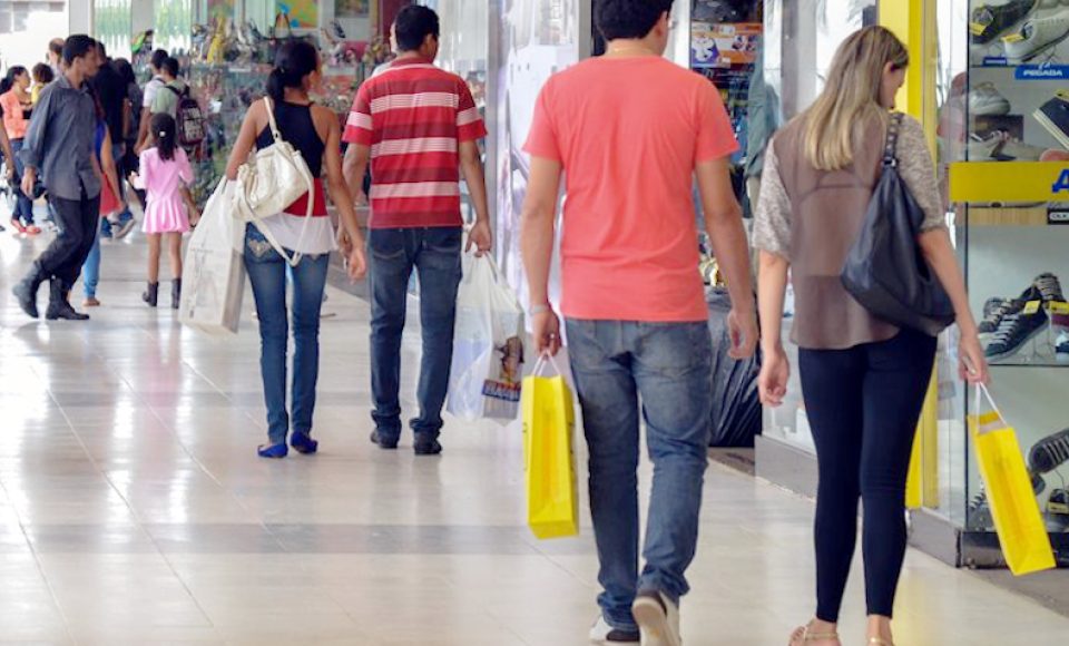 Shopping no centro de Brasília tem movimento intenso no último fim de semana antes do Natal