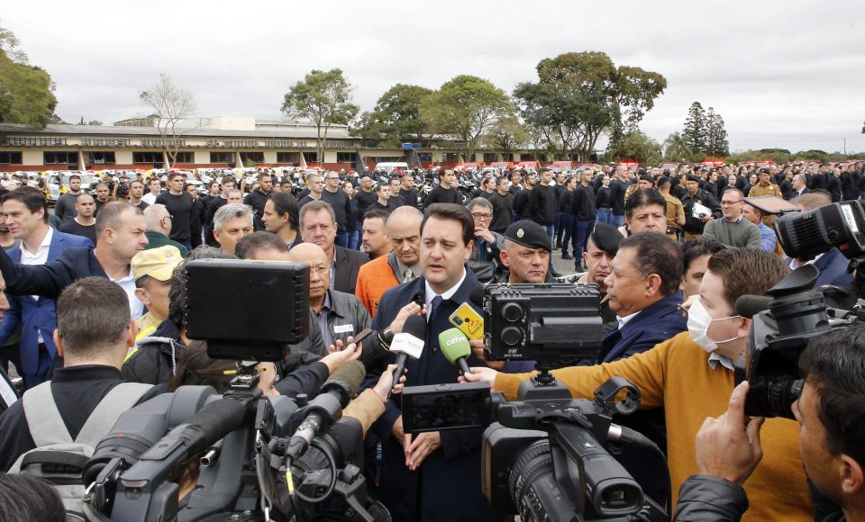 O governador Carlos Massa Ratinho Junior anunciou nesta segunda-feira (27) a contratação de 2 mil policiais militares e 400 bombeiros militares aprovados no concurso público realizado pela Secretaria da Segurança Pública no ano passado, além de 250 veículos, 88 motos e seis embarcações. Ele também também convocou 150 delegados, 200 investigadores, 50 papiloscopistas e 24 escrivães que vão compor os quadros da Polícia Civil do Paraná. O anúncio foi feito na cerimônia na Academia Policial Militar do Guatupê, em São José dos Pinhais.