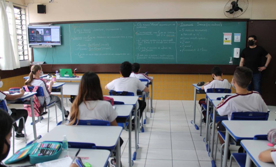 Os colégios da rede estadual de ensino do Paraná atingiram a média de 62,3% de presença de estudantes em sala de aula nesta semana, entre os dias 27 e 29 de setembro. O número representa um aumento de quase 10% em relação à semana anterior.  -  Curitiba, 30/09/2021  -  Foto: SEED