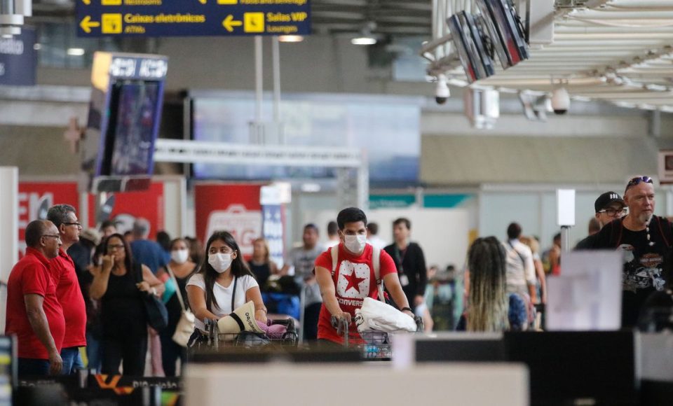 Passageiros e funcionários circulam vestindo máscaras contra o novo coronavírus (Covid-19) no Aeroporto Internacional Tom Jobim- Rio Galeão. (Fernando Frazão/Agência Brasil)