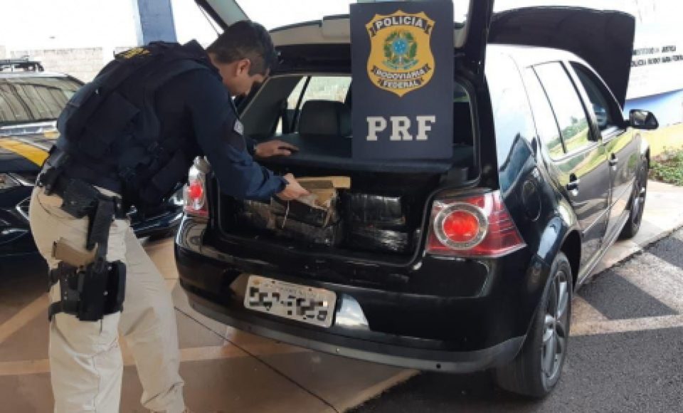 O Golf apreendido por policiais (Foto: Divulgação/PRF)