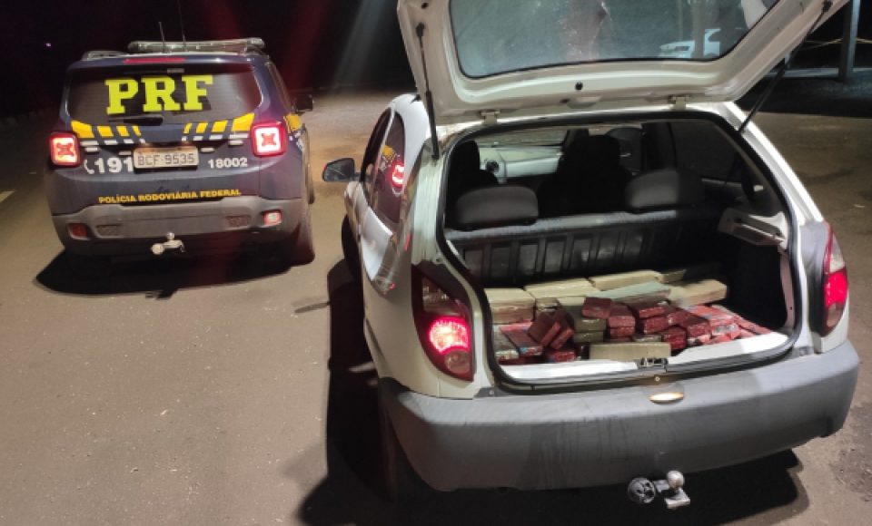 O carro com a maconha apreendida (Foto: Divulgação/PRF)
