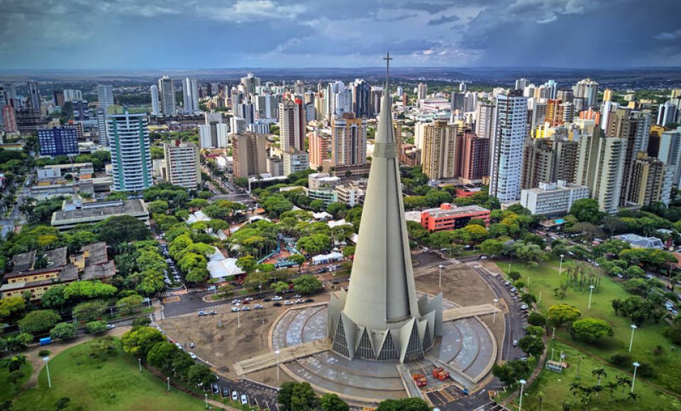 Catedral de Maringá e centro da cidade. Vários edifícios. Cathedral of Maringá and downtown. Several buildings.