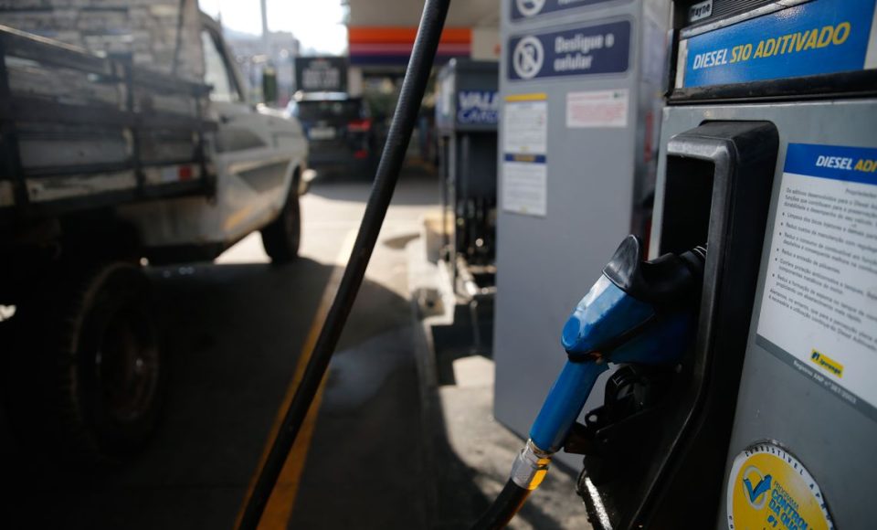 Greve de caminhoneiros causa desabastecimento de combustível em postos de gasolina da cidade de Teresópolis, na região serrana do Rio de Janeiro.