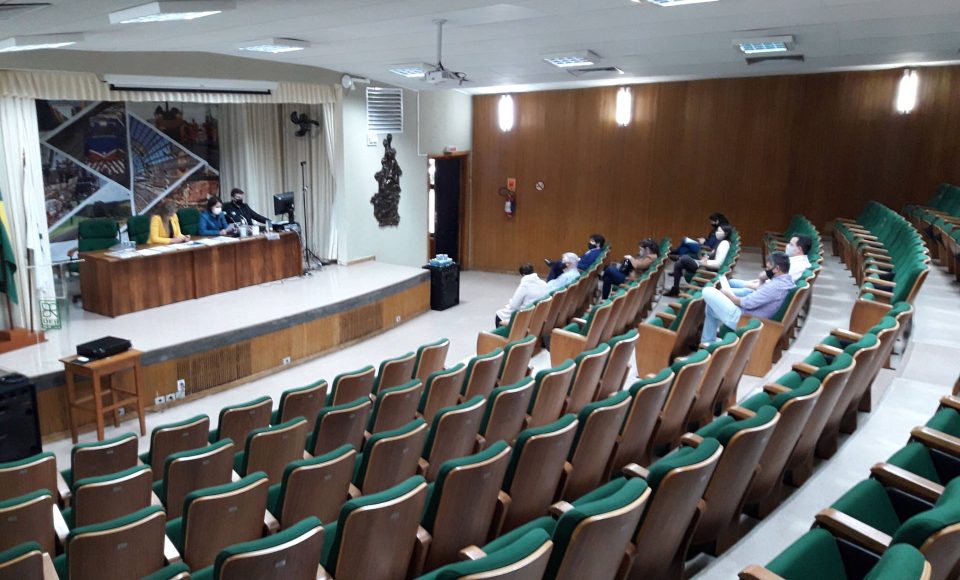 Foram abertas na tarde da última sexta-feira (23), no auditório do Departamento de Estradas de Rodagem do Paraná (DER/PR), as propostas de preço das empresas e consórcios interessados em elaborar os projetos executivos de engenharia de restauração e ampliação da capacidade de dois lotes que compõem o “eixo estruturante” de rodovias do estado.  - Curitiba, 28/04/2021  -  Foto: DER/PR
